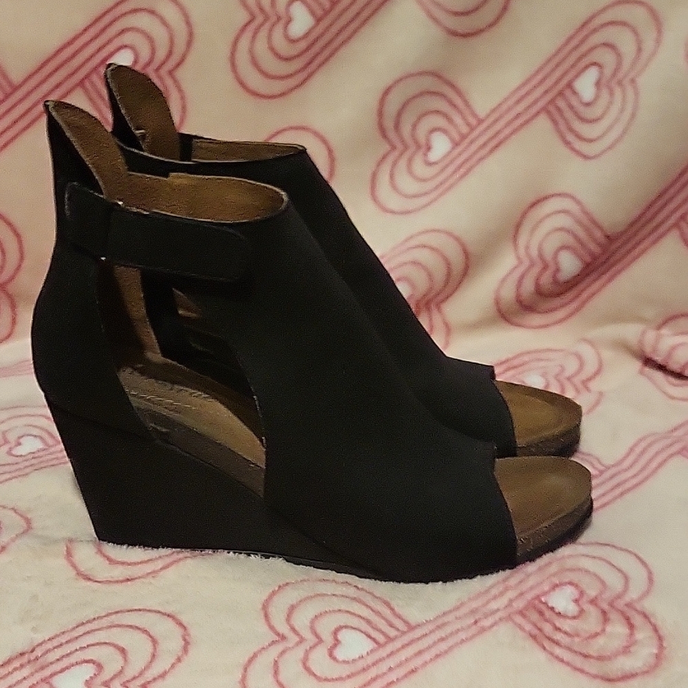 Chic Black Wedge Sandals